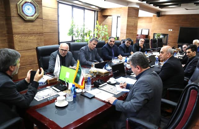به گزارش روابط عمومی بیمه ایران، دکتر علی جباری با تشریح آخرین وضعیت رسیدگی به خسارت‌های ناشی از حوادث اخیر، ضمن تأکید بر اینکه بیمه ایران ستون استوار صنعت بیمه کشور در طول ۹۰ سال فعالیت حرفه‌ای است؛ تصریح کرد: مدیریت این بحران برای ما فراتر از یک وظیفه اداری، پاسداشت اعتماد ملی است و تا پایان رسیدگی به آخرین پرونده، با همان قوتی که در روزهای نخست آغاز کردیم، در کنار هموطنان خواهیم ماند.  دکتر جباری با اشاره به آمار عملیاتی روزانه این روند، حجم اقدامات صورت‌گرفته را در صنعت بیمه کشور کم‌نظیر خواند و افزود: شبکه کارشناسی و ارزیابی بیمه ایران با رویکردی جهادی، نزدیک به ۳۶ هزار مورد پرونده خسارت وارده به خودروها را ثبت و وارد چرخه رسیدگی کرده است. در این مسیر، کارشناسان متعهد ما موفق شده‌اند ارزیابی بیش از ۳۱ هزار مورد از این پرونده‌ها را به سرانجام برسانند که در پی آن، مبلغی بالغ بر ۲ همت از منابع شرکت بابت ۲۵ هزار پرونده قطعی‌شده به زیان‌دیدگان پرداخت گردیده است.  مدیرعامل بیمه ایران با تأکید بر اینکه زمان عاملی تعیین‌کننده برای امنیت روانی خانواده‌هاست، خاطرنشان کرد: این رکورد در ارزیابی و پرداخت خسارت، نشان‌دهنده یک چرخش عملیاتی بی‌همتا در تاریخ شرکت است؛ بااین‌حال، عملیات ما محدود به ارقام فعلی نیست و تمامی پرونده‌های باقی‌مانده نیز با اولویتِ سرعت، دقت و عدالت در حال رسیدگی است تا بار سنگین این خسارات به‌طور کامل از شانه‌های مردم برداشته شود.  دکتر جباری در بخش پایانی این گزارش راهبردی با بیان اینکه بیمه ایران به عنوان نهاد پیشرو تا حصول نتیجه نهایی در میدان حضور دارد، گفت: این عملکرد درخشان، برآمده از تجربه ۹۰ ساله‌ای است که به ما آموخته است چگونه در قلب بحران، نظم و عدالت را مدیریت کنیم. وی در پایان تأکید کرد: شبکه ارزیابی و پرداخت شرکت با تداوم تلاش‌های شبانه‌روزی، فرآیند خدمت‌رسانی را با همان جدیت و شتاب روزهای نخست ادامه خواهد داد تا بیمه ایران همچنان با اقتدار، ضامن آرامش و امنیت اقتصادی هموطنان باقی بماند.