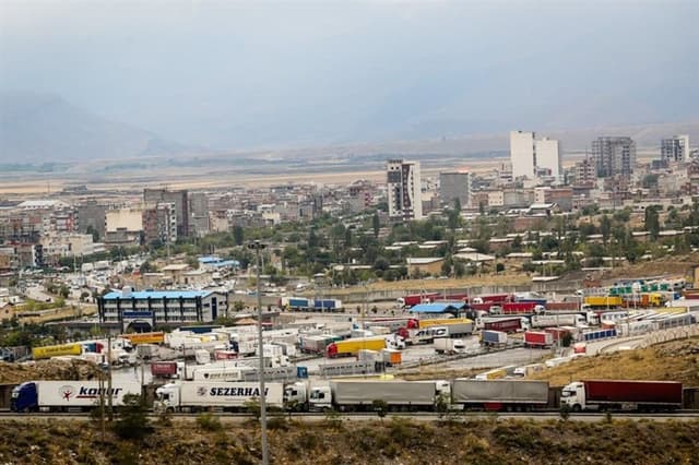 کُندی پذیرش کامیون‌های ایرانی در ترکیه؛ صف بازرگان همچنان پابرجاست