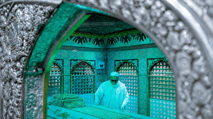 غبارروبی ضریح مطهر رضوی در سالروز آغاز امامت امام زمان (عج) + فیلم