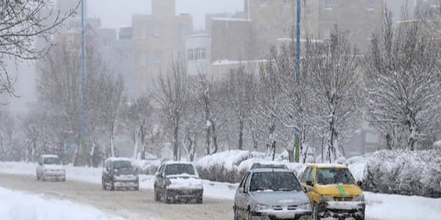 برف و باران در جاده‌های ۱۲ استان