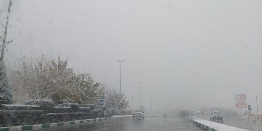 تردد روان همراه با بارش باران و مه‌گرفتگی در محورهای شمالی