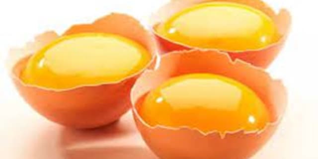 علت کم رنگ بودن زرده بعضی تخم‌مرغ ها