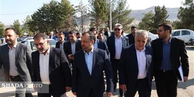 سفر وزیر اقتصاد به استان لرستان/ ادای احترام وزیر اقتصاد و هیات همراه به مقام شامخ شهیدان گمنام شهر خرم‌آباد