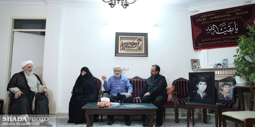 دیدار وزیر اقتصاد با خانواده شهید امیر حسین صمدیار