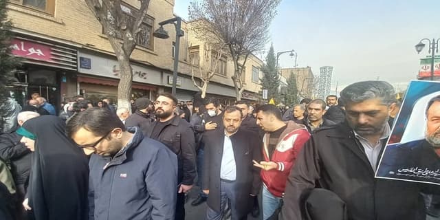 حضور وزیر اقتصاد در مراسم تشییع پیكر پاك شهید سید رضی موسوی