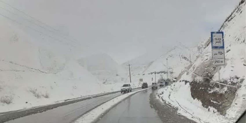 بارش برف در جاده کرج - چالوس/ جاده لغزنده است