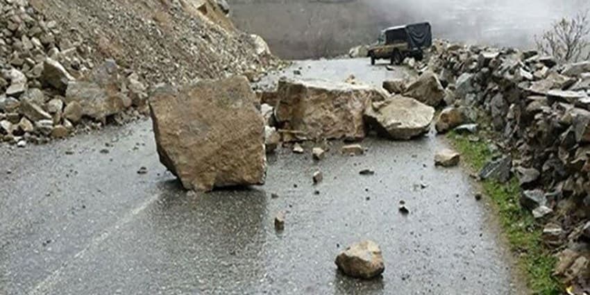 خطر ریزش سنگ در جاده کرج چالوس