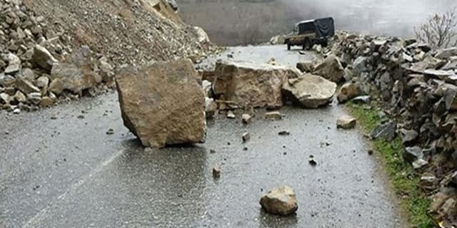 خطر ریزش سنگ در جاده کرج چالوس