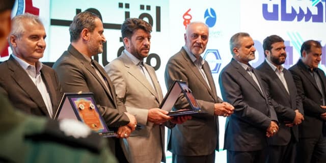 ۱۲ کارخانه منتخب نشان اقتصاد مقاومتی گرفتند
