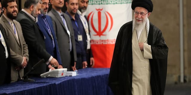 رهبر انقلاب رای خود را به صندوق ۱۱۰ انداختند