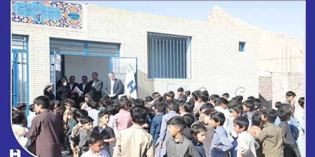 نواختن زنگ مدارس سیستان و بلوچستان همراه با هدیه دانش‌آموزی سپهری