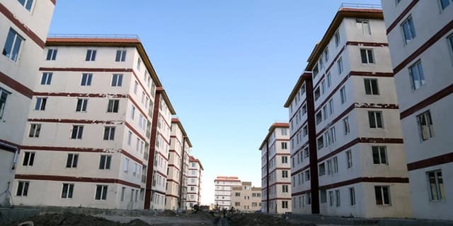 مهار تورم و کاهش کسری بودجه با واگذاری زمین‌ به مردم