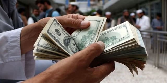 همتی: دلار در بازار تجاری حوالی ۶۳ هزار تومان کشف قیمت شد