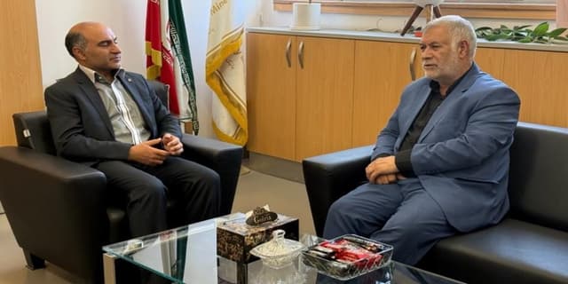 بازدید سرزده دكتر حسن‌پور نماینده مردم كرمان در مجلس شورای اسلامی از بانك صنعت و معدن این استان/ تأكید بر حمایت جدی نظام بانكی از تولید و اشتغال