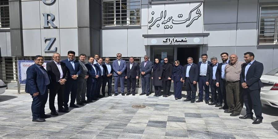 رضایت مندی بیمه گذاران و تکریم مشتریان محور توسعه شعب است