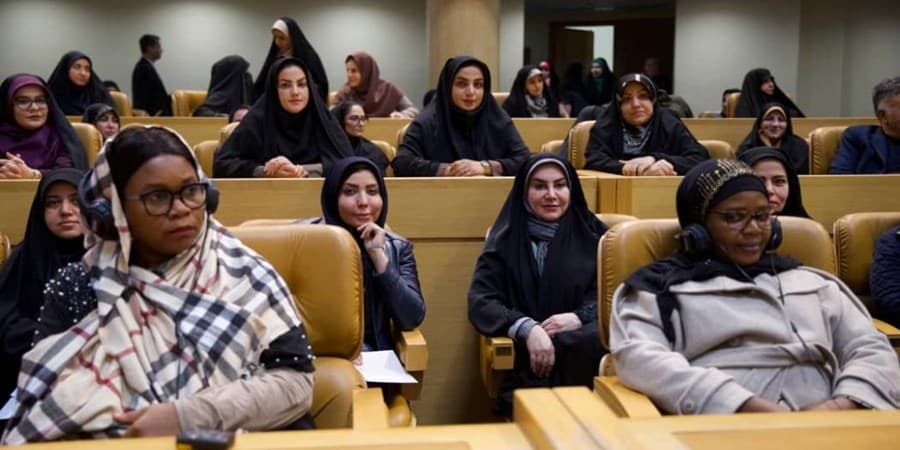 دیدار جمعی از بانوان بانك صنعت و معدن با رییس جمهور