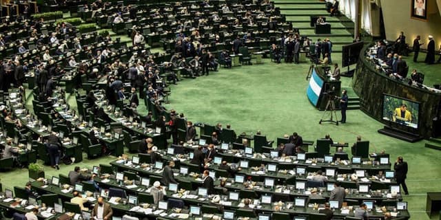نامه هشدار آمیز 165 نماینده مجلس به سران قوا/ریشه تورم ارز است