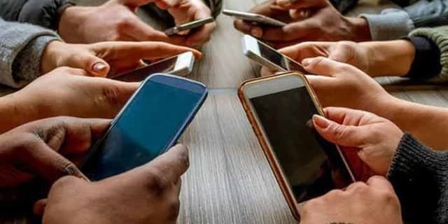 معمای کاهش شدید واردات موبایل و ثبات قیمت/ وقت اصلاح سیاست ها رسید