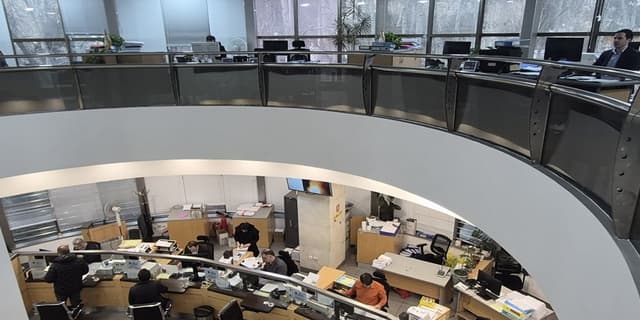 شكوهِ مسئولیت‌پذیری؛ وقتی "خدمت" با تمامِ ظرفیت در شعب كشیك معنا می‌یابد؛ میزبانیِ گرمِ شعب كشیك از مشتریانِ بانك صنعت و معدن