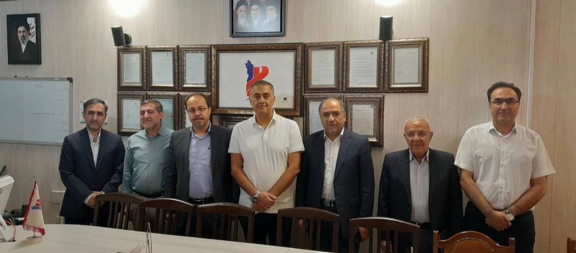 پیمان عالمی رئیس اتاق اصناف کشاورزی گفت: تاکنون ۶۰ درصد مطالبات گندم پرداخت و ۴۰ درصد باقی مانده است که این امر موجب شده تا کشاورزان نسبت به کشت این محصول مردد شوند. به گفته وی، کشاورزانی که سالهاست برای تامین قورت غالب مردم گندم می کارند، با روند تاخیر در پرداخت مطالبات پیش بینی می شود که کاهش سطح زیر کشت داشته باشیم. عالمی ادامه داد: با اتخاذ تدابیر و سیاست جدید در شورای قیمت گذاری بدنبال آن هستیم که بار را از دوش دولت برداریم و شرایط خرید گندم مطلوب تر شود و از کشاورزان تقاضا داریم که نسبت به کشت این محصول استراتژیک دلسرد نباشند. رئیس اتاق اصناف کشاورزان افزود: طی نامه ای به رئیس جهور انتظار میرود که پرداخت وجوه گندمکاران هر چه سریع تر انجام شود و در بحث قیمت گذاری نباید شتاب زده عمل کنیم. وی با بیان اینکه در جلسات کمیسیون تخصصی بر مبنای هزینه تمام شده قیمت گندم در محدوده ۸۰ تا ۸۵ هزار تومان تعیین شده است، گفت: در سه شنبه هفته آینده قیمت خرید تضمینی گندم در جلسه شورا تعیین تکلیف خواهد شد.