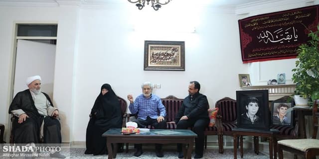 دیدار وزیر اقتصاد با خانواده شهید امیر حسین صمدیار