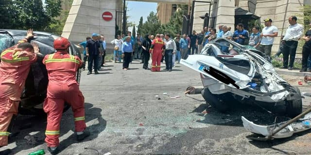 زیر گرفتن ۱۱ خودرو توسط کامیونت در سعادت آباد تهران