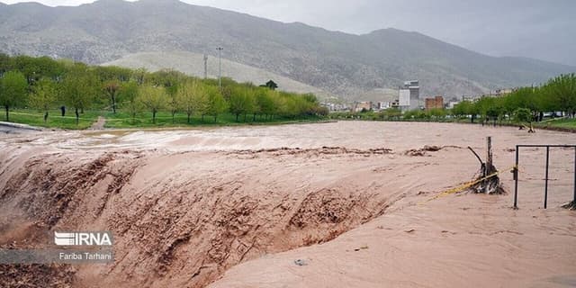 بارشهای تابستانه و جاری شدن سیلاب در شهرستان داراب