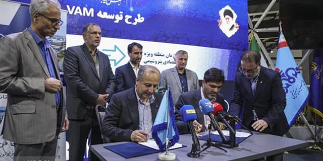 قرارداد و تفاهمنامه اجرای ۵ طرح پتروشیمی در منطقه ویژه اقتصادی پتروشیمی امضا شد